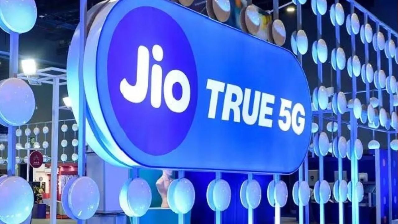 मुकेश अंबानींचा दिवाळी धमाका, Jio यूजर्सला मिळणार वर्षभर मोफत इंटरनेट, असा घेता येईल फायदा मुकेश अंबानींचा दिवाळी धमाका, Jio यूजर्सला मिळणार वर्षभर मोफत इंटरनेट, असा घेता येईल फायदा