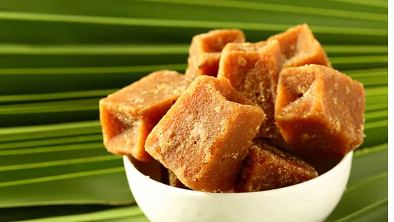 जेवणानंतर अनेकांना गोड खाण्याची सवय असते. मग शरीरासाठी फायदेशीर असणारा गुळ खाल्यास अनेक लाभ मिळतील. गुळात कॅल्शियम, फॉस्फोरस, मॅग्नीशियम, पोटॅशियम, आयरन, जिंक, तांबा, फॉलिक एसिड, बी कॉम्प्लेक्स, व्हिटामिन, व्हिटामिन बी-6 यासारखे अनेक गुण आहेत.