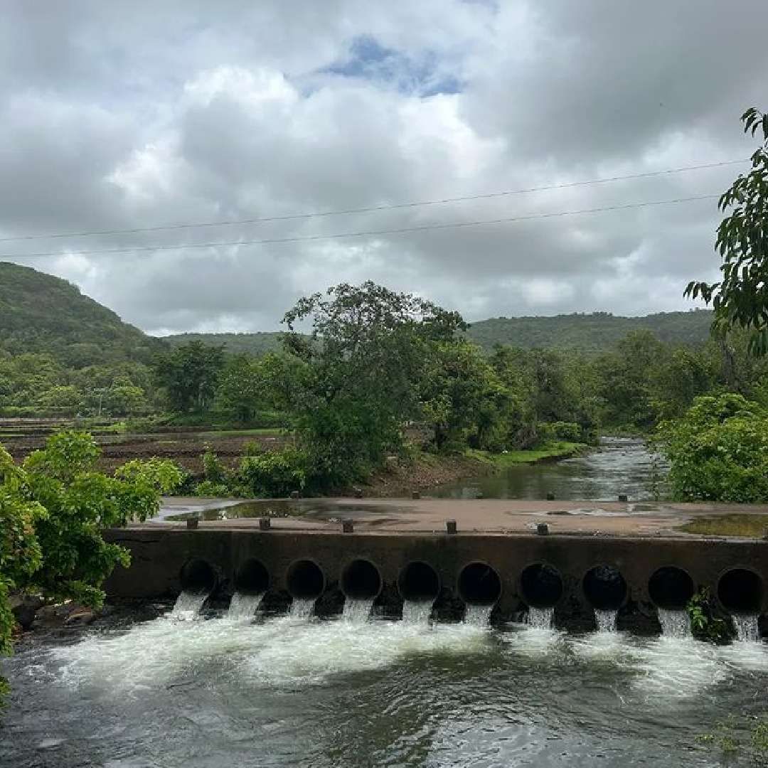 कृषी-पर्यटनाला चालना देण्यापासून ते स्मार्ट वॉटर आणि कचरा व्यवस्थापनापर्यंत अतिशय सुनियोजित गोष्टी येथे पाहायला मिळतात. राज्यात सहलीचं नियोजन करताना कर्दे गावाला भेट देण्याचा अनुभव तुम्हाला नक्कीच समृद्ध करेल. 
