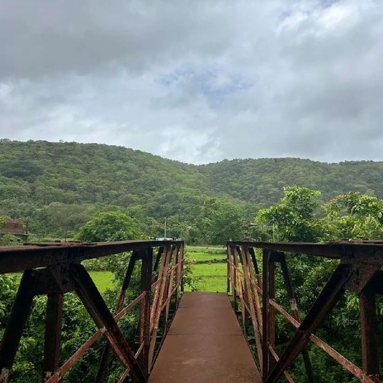 देशातल्या 30 राज्यांतील 991 गावांपैकी रत्नागिरीतील कर्दे गावाने सर्वोत्कृष्ट कृषी-पर्यटन पुरस्कार पटकावला आहे. स्वच्छ समुद्रकिनारे, नयनरम्य परिसर, पांढरी वाळू यामुळे कर्दे गाव पर्यटकांचं विशेष आकर्षण आहे. 
