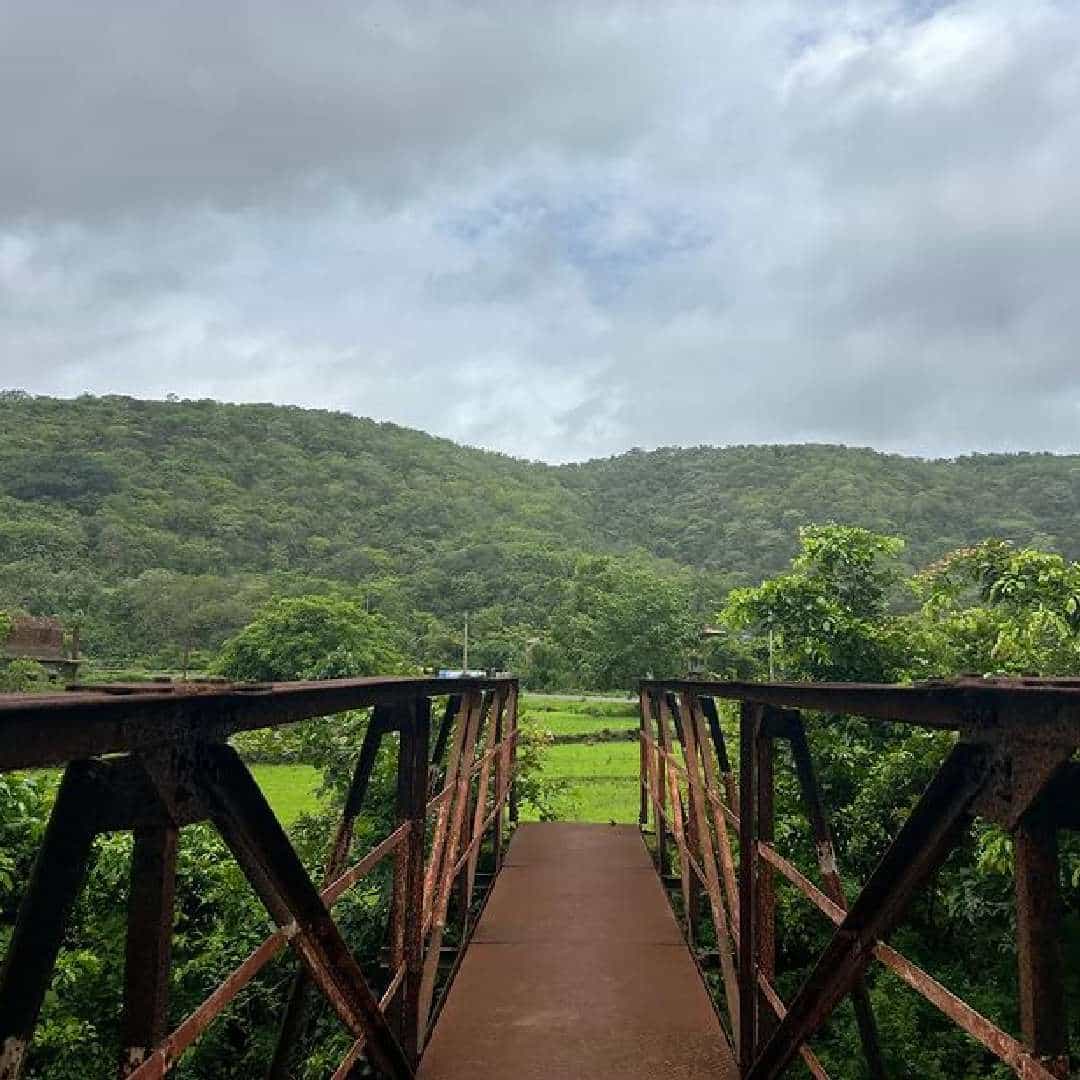 देशातल्या 30 राज्यांतील 991 गावांपैकी रत्नागिरीतील कर्दे गावाने सर्वोत्कृष्ट कृषी-पर्यटन पुरस्कार पटकावला आहे. स्वच्छ समुद्रकिनारे, नयनरम्य परिसर, पांढरी वाळू यामुळे कर्दे गाव पर्यटकांचं विशेष आकर्षण आहे.