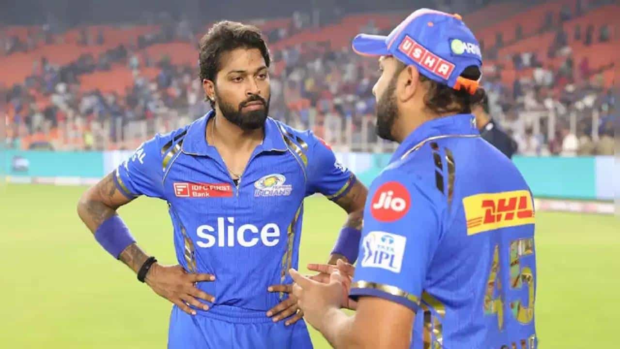 आयपीएल स्पर्धेत मुंबई इंडियन्सचा वरचष्मा पाहायला मिळाला आहे. रोहित शर्माच्या नेतृत्वात मुंबई इंडियन्सने पाचवेळा जेतेपदावर नाव कोरलं आहे. पण मागच्या तीन पर्वात मुंबई इंडियन्सची निराशाजनक कामगिरी राहिली आहे. त्यामुळे आयपीएल 2024 स्पर्धेत हार्दिक पांड्याकडे नेतृत्व सोपण्यात आलं होतं.