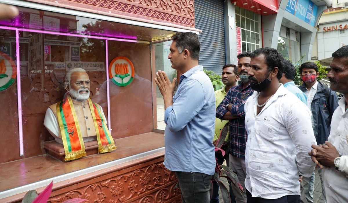 भाजपला मोठा धक्का, मोदींचं मंदिर बांधणाऱ्या मयुर मुंडे यांचा पक्षाला रामराम