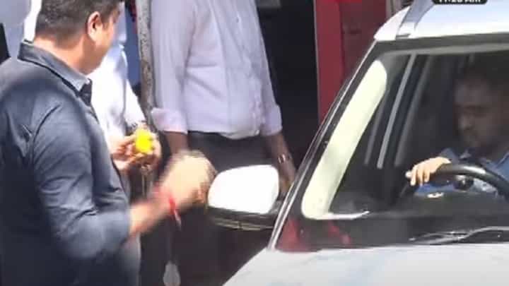 शिंदे सरकारकडून टोल माफी अन् मनसेचा पेढे वाटून एकच जल्लोष; अविनाश जाधव म्हणाले, 'हे आमचं...' शिंदे सरकारकडून टोल माफी अन् मनसेचा पेढे वाटून एकच जल्लोष; अविनाश जाधव म्हणाले, 'हे आमचं...'