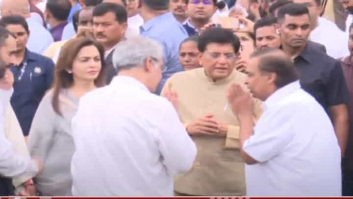 रतन टाटांना मुकेश अंबानींकडून श्रद्धांजली, NCPA मध्ये घेतलं पार्थिवाचं अंत्यदर्शन रतन टाटांना मुकेश अंबानींकडून श्रद्धांजली, NCPA मध्ये घेतलं पार्थिवाचं अंत्यदर्शन