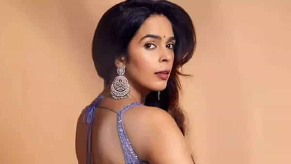 आज मल्लिका शेरावत मोठ्या पडद्यावर फारशी दिसत नाही. पण एककाळ तिने गाजवलाय. मल्लिका शेरावतला ओळख मिळाली ती तिच्या बोल्डनेसमुळे. मोठ्या पडद्यावर तिने अगदी बिनधास्तपणे बोल्ड सीन्स करुन स्वत:ची वेगळी ओळख बनवली होती.