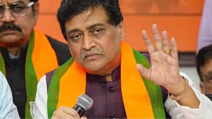 'मला संपवू नका, मी जिवंत...', अशोक चव्हाण नेमकं काय म्हणाले, वक्तव्यानं उडाली खळबळ 'मला संपवू नका, मी जिवंत...', अशोक चव्हाण नेमकं काय म्हणाले, वक्तव्यानं उडाली खळबळ