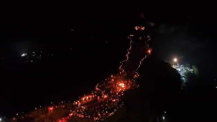 प्रतापगड किल्ला तब्बल 365 मशालींच्या तेजोमय प्रकाशानं उजळला, बघा नेत्रदिपक नजारा प्रतापगड किल्ला तब्बल 365 मशालींच्या तेजोमय प्रकाशानं उजळला, बघा नेत्रदिपक नजारा