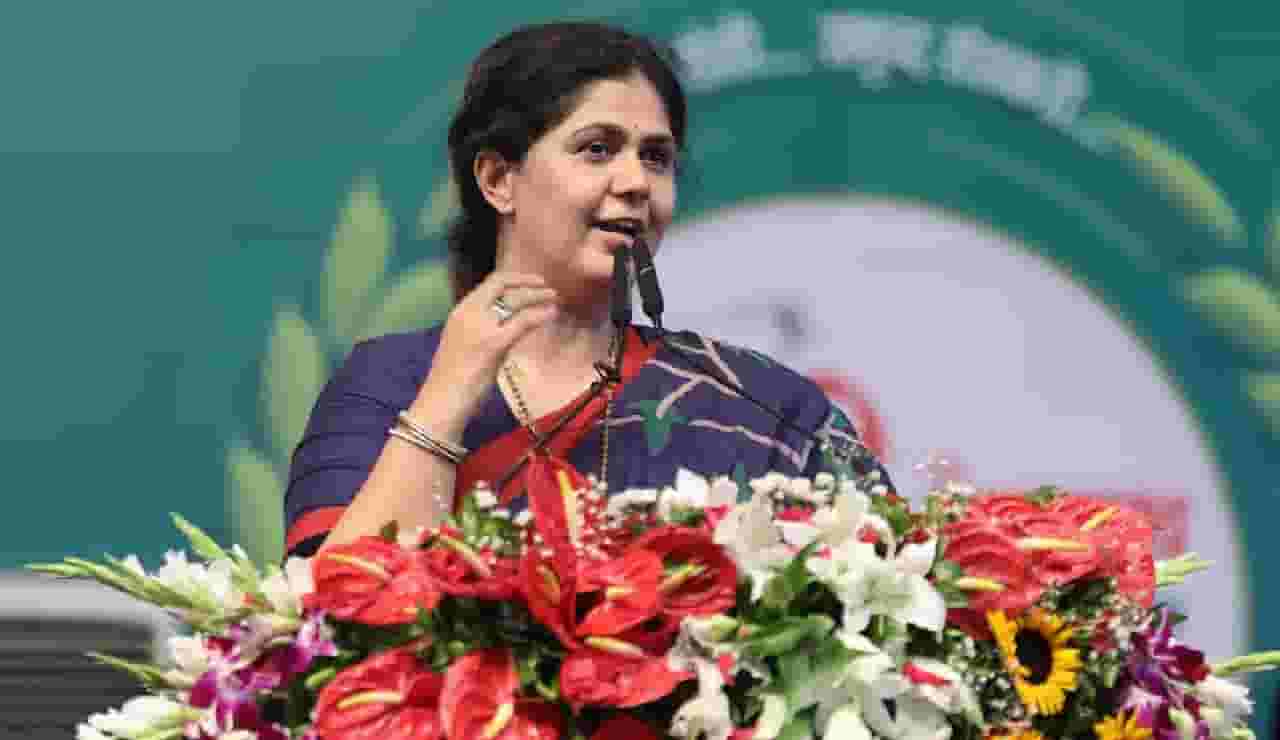 Pankaja Munde : पंकजा मुंडेंकडून भाऊ धनंजय मुंडेंना खास गिफ्ट, जाहीर सभेतून काय केली घोषणा?