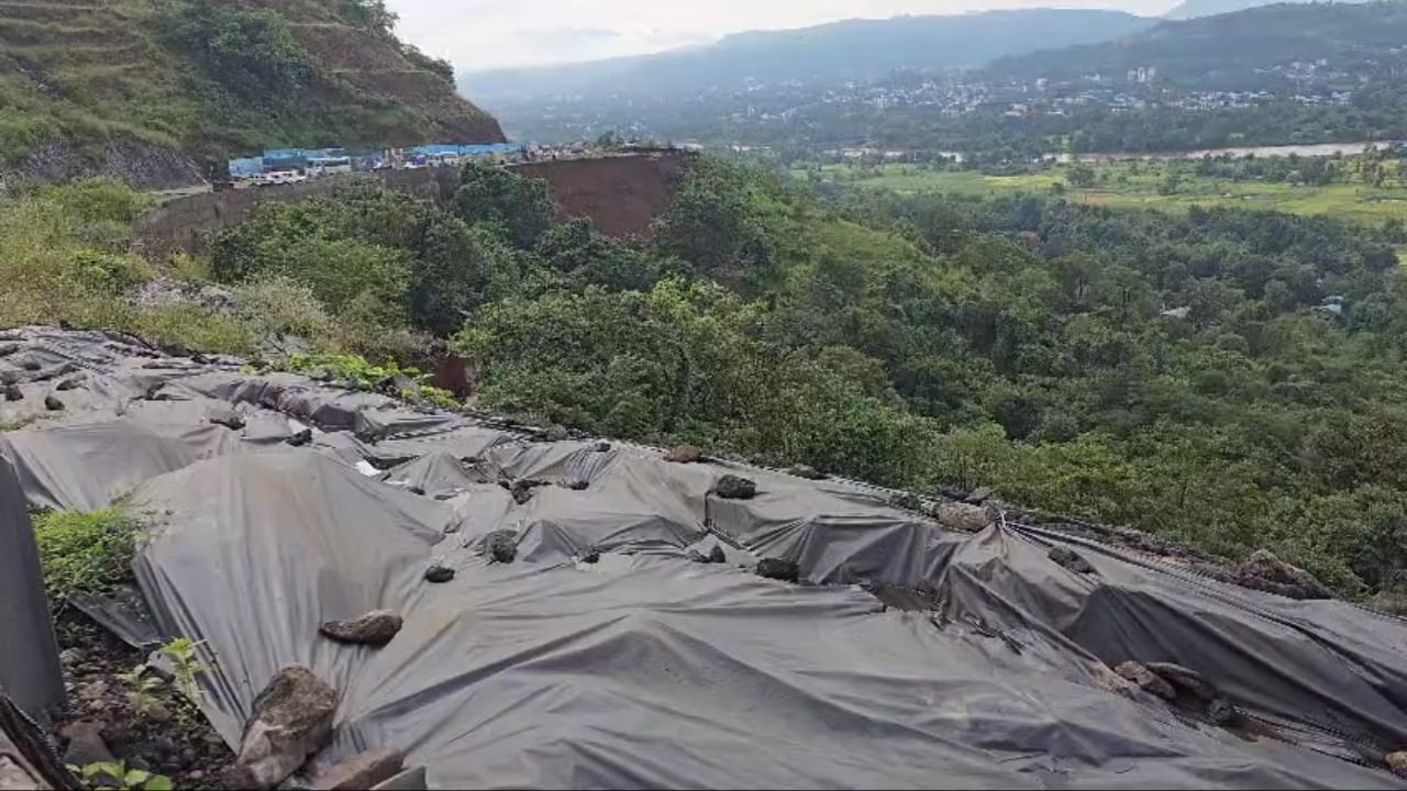 परशुराम घाटातील एका बाजूचा भराव खाली आल्याने सध्या वाहतुकीसाठी फक्त एकच मार्गाने वाहतूक सुरु आहे.