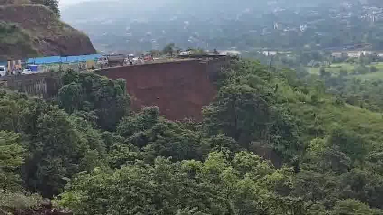 गेल्या काही महिन्यांपासून वारंवार परशुराम घाटामध्ये भिंत कोसळण्याच्या घटना घडत आहे.