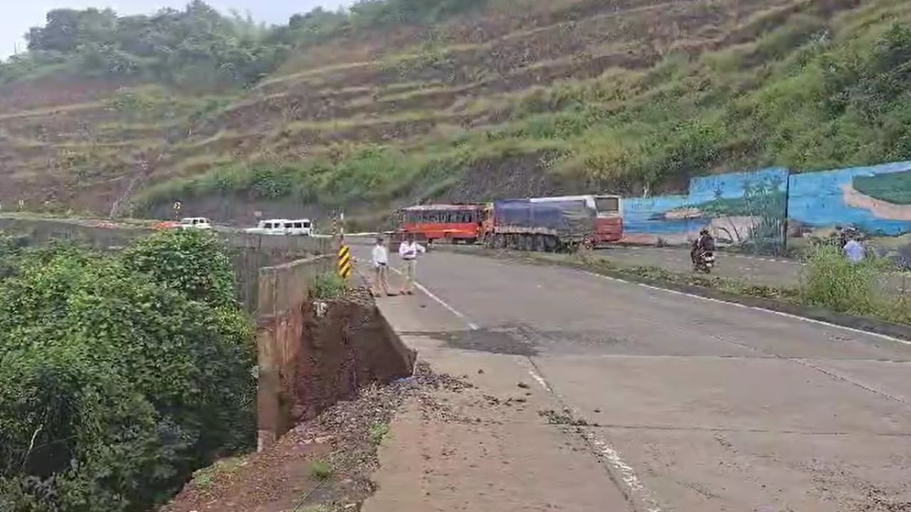 मुंबई गोवा राष्ट्रीय महामार्गावर असलेल्या परशुराम घाटातील संरक्षक भिंत कोसळल्याने मोठी खळबळ उडाली आहे.