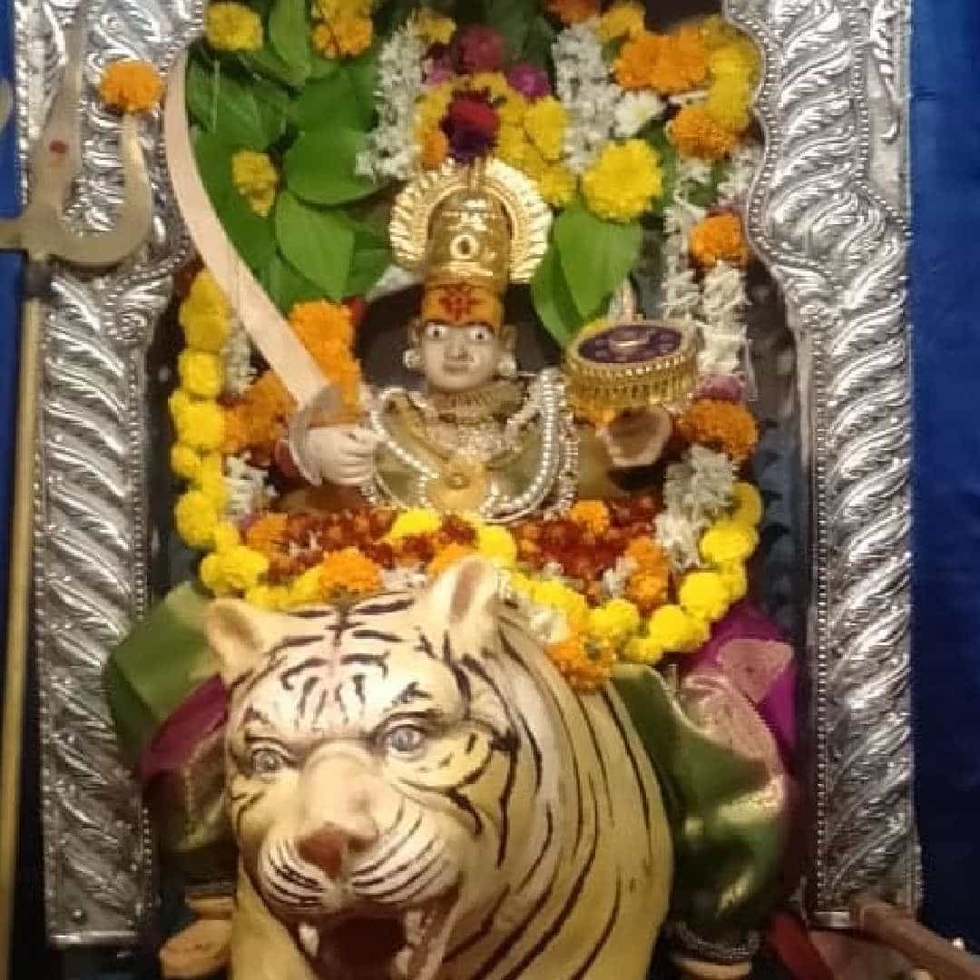 पुण्यातील पिवळी जोगेश्वरी देवीकडे भक्त त्यांचा विवाह जमावा म्हणून नवस करतात. मूळ तांदळा आणि दर्शनरुपी स्वरुपात ही देवी पहायला मिळते. दर्शनमूर्तीचे स्फटिक पिवळे असल्याने ही देवी 'पिवळी जोगेश्वरी' म्हणून ओळखली जाते.
