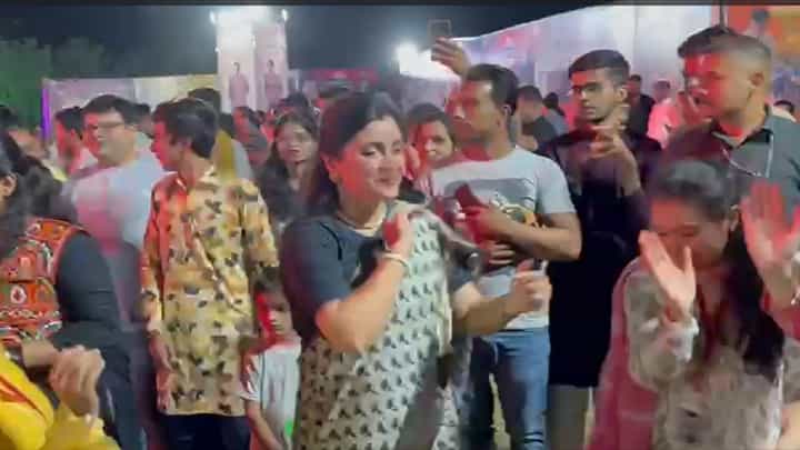 Navneet Rana Garba : नवनीत राणांचा तुफान गरबा, तरुणींसोबत लुटला गरबा खेळण्याचा आनंद Navneet Rana Garba : नवनीत राणांचा तुफान गरबा, तरुणींसोबत लुटला गरबा खेळण्याचा आनंद