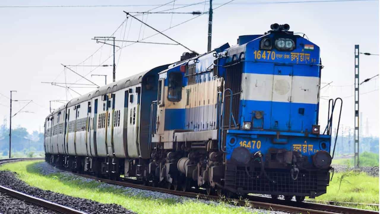 परीक्षाबिरीक्षा काही नाही... थेट रेल्वेत नोकरी, पगार 2 लाख रुपये; आता बघताय काय? अर्ज करा!