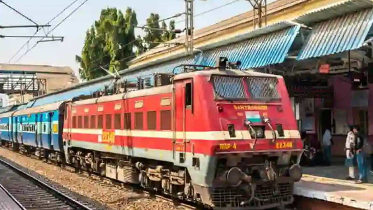 नोकरीच्या शोधात असणाऱ्यांसाठी एक मोठी सुवर्णसंधी आहे. कोकण रेल्वे कॉर्पोरेशन लिमिटेड (KRCL) कडून भरती प्रक्रिया राबवली जातंय. या भरती प्रक्रियेची अधिसूचना प्रसिद्ध करण्यात आलीये.