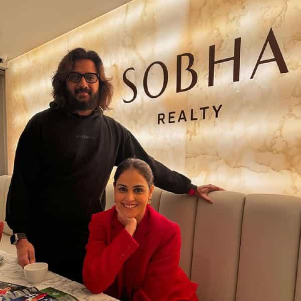 'बिग बॉस मराठी 5'चा ग्रँड फिनाले अवघ्या काही दिवसांवर येऊन ठेपला आहे. अशातच गेल्या दोन आठवड्यांपासून सूत्रसंचालक रितेश देशमुख या शोमध्ये दिसत नाहीये. निलेश साबळे गेल्या दोन आठवड्यांपासून कार्यक्रमाची धुरा सांभाळतोय.