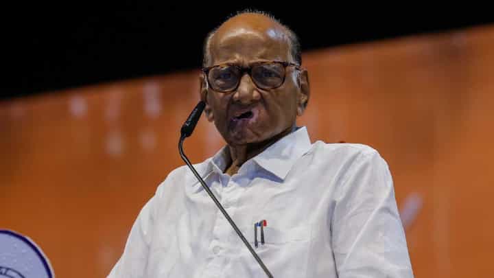 Sharad Pawar : 'तोपर्यंत स्वस्थ बसणार नाही, मी म्हातारा झालो नाही...', शरद पवारांचा महायुतीला इशारा Sharad Pawar : 'तोपर्यंत स्वस्थ बसणार नाही, मी म्हातारा झालो नाही...', शरद पवारांचा महायुतीला इशारा