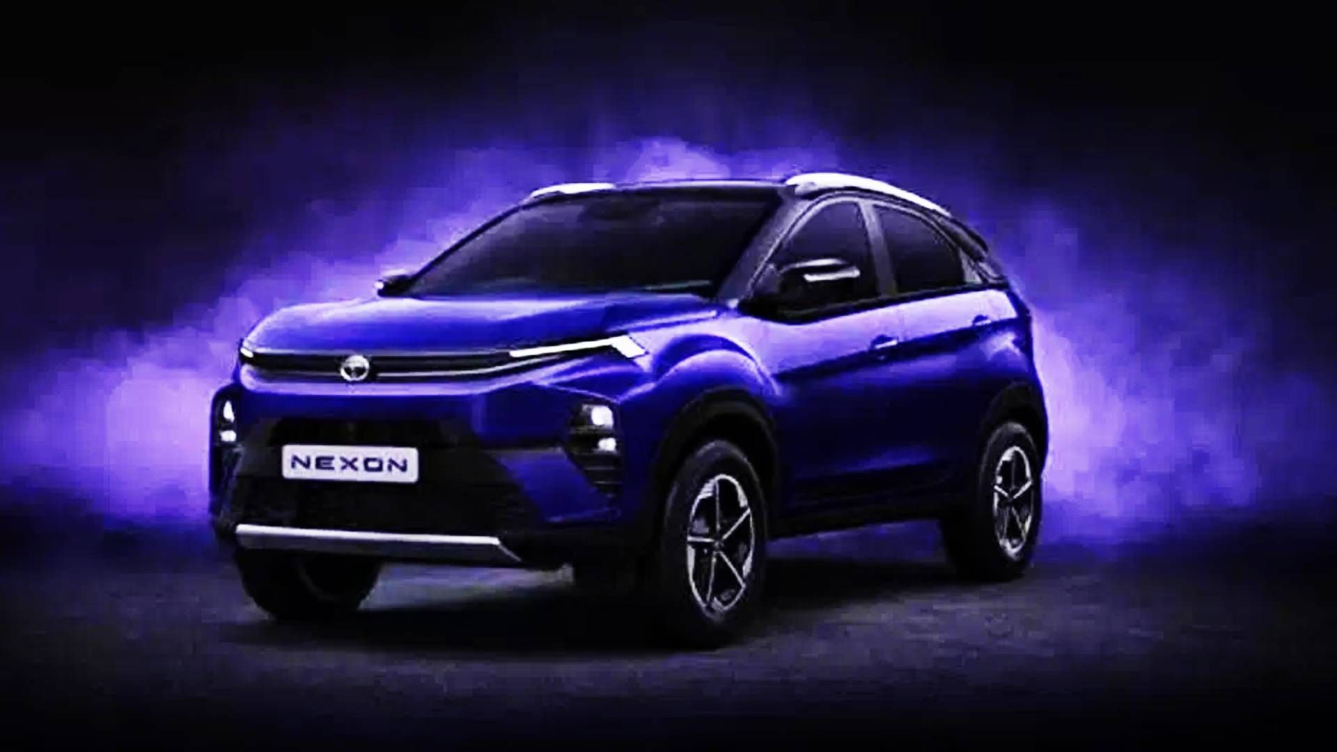 Tata Nexon EV ही कार पण तिच्या मायलेजसाठी नावाजली आहे. या ईव्हीची बॅटरी दोन रेंजमध्ये येते. पहिली कार 45kWh आणि दुसरी 30kWh ची आहे.  30kWh बॅटरीची ईव्ही 325 किलोमीटरचे मायलेज देते. तर  45 Kwh बॅटरीची ईव्ही 489 किलोमीटरचे मायलेज देते. या ईव्हीची एक्स शोरूम किंमत  12.49 लाख रुपये आहे.