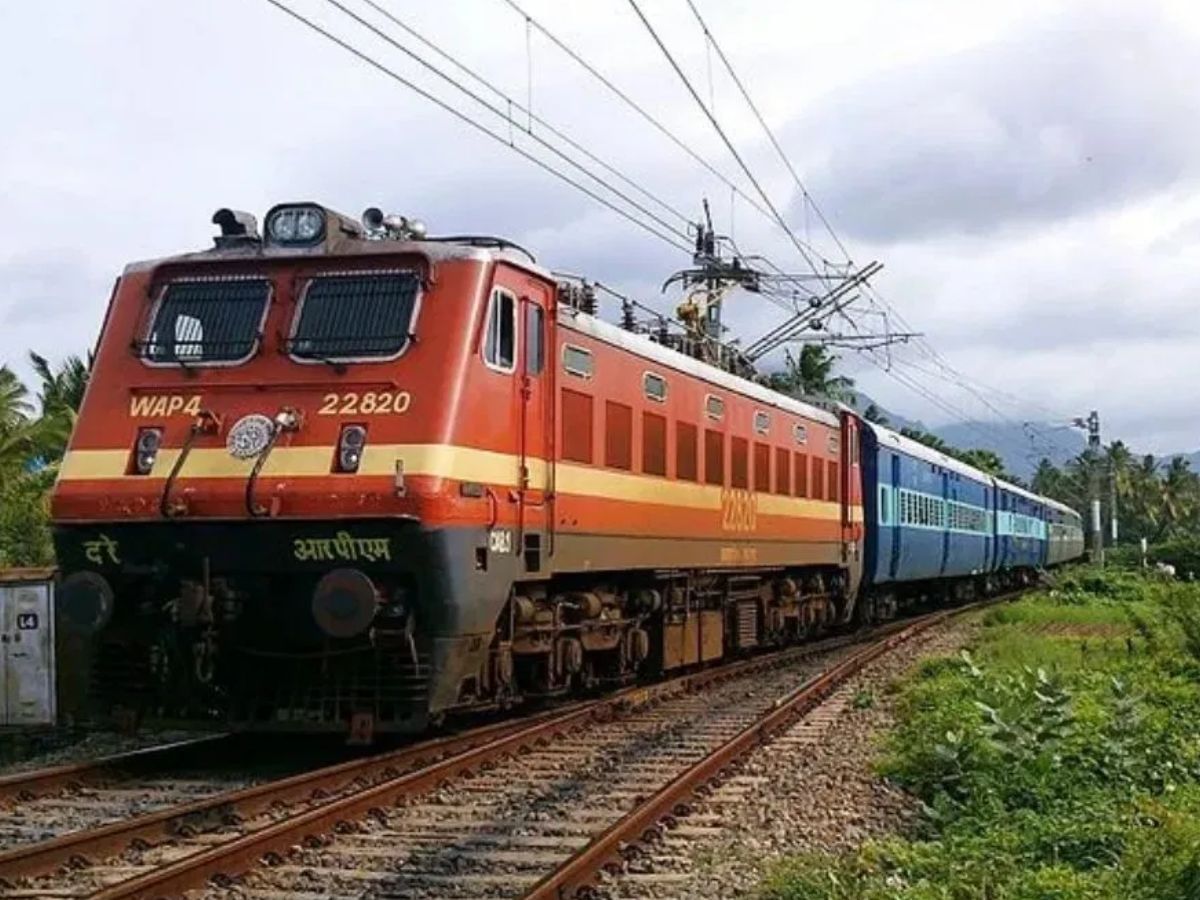 मोठी बातमी! रोहतकवरून निघालेल्या रेल्वेत मोठा स्फोट, स्फोटानंतर डब्याला आग मोठी बातमी! रोहतकवरून निघालेल्या रेल्वेत मोठा स्फोट, स्फोटानंतर डब्याला आग