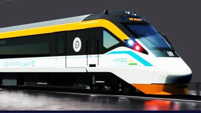 वंदे भारत ट्रेनमध्ये कुटुंबातील व्यक्तीचा चरणस्पर्श करण पडू शकतं महागात, होणार मोठा दंड, रेल्वेची नवी अॅडव्हायजरी