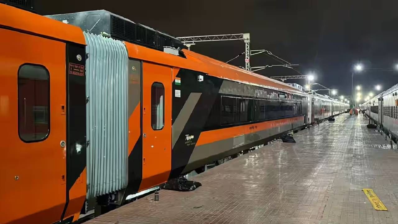 देशातील पहिली  वंदे भारत स्लीपर ट्रेनची (Vande Bharat Sleeper Train) व्यावसायिक चाचणी या डिसेंबर महिन्यापर्यंत होऊ शकते. काही दिवसातच या ट्रेनचा ट्रायल रन सुरू होणार आहे. 