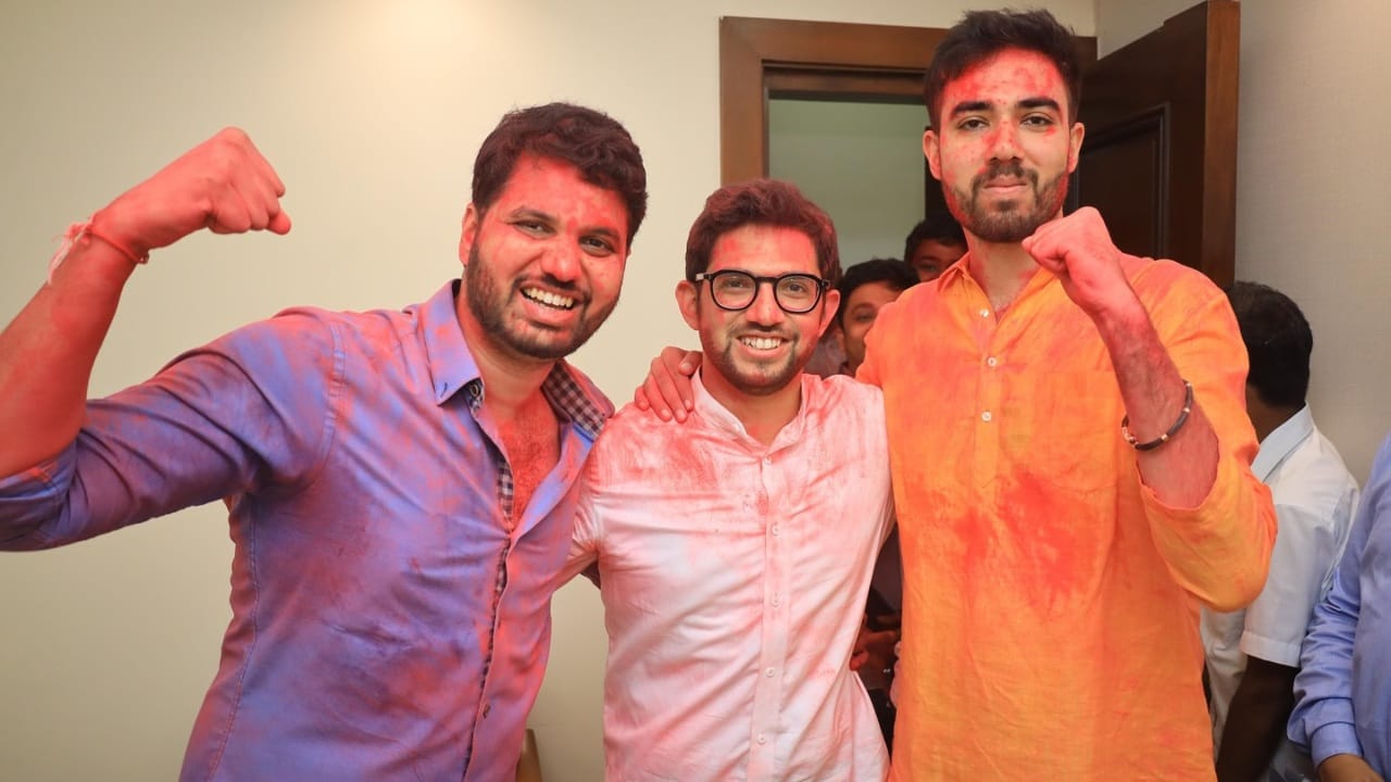 आदित्य ठाकरेंचा मावसभाऊ निवडणुकीच्या रिंगणात, अनिल परब यांच्याकडून मोठी घोषणा आदित्य ठाकरेंचा मावसभाऊ निवडणुकीच्या रिंगणात, अनिल परब यांच्याकडून मोठी घोषणा