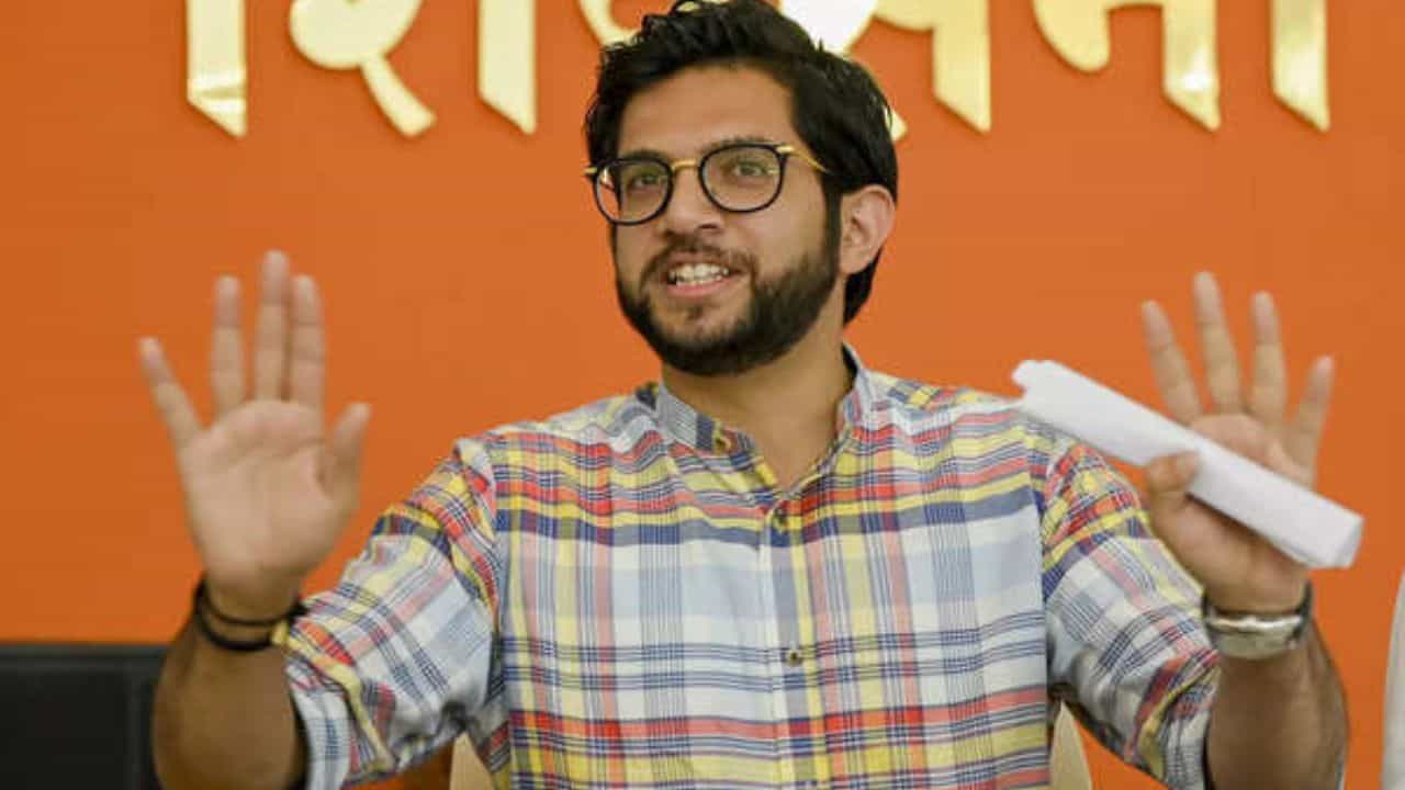 आदित्य ठाकरे लग्नाचा प्रश्न विचारताच असं काय बोलून गेले की सर्वच हसायला लागले?