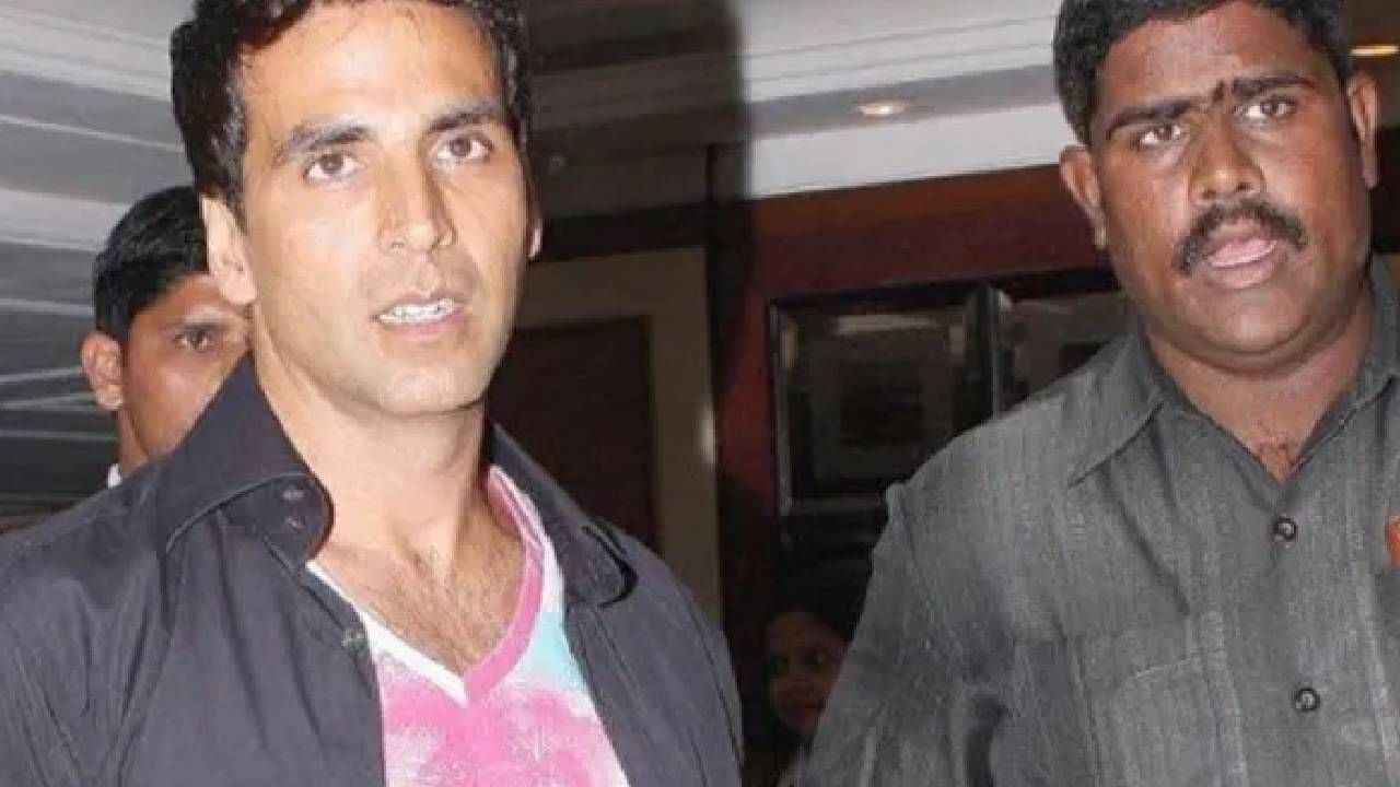   O guarda-costas de confiança de Akshay Kumar se chama Shreyas Thele. Ele acompanha a estrela em sessões de fotos, eventos públicos e muitos outros lugares. Segundo relatos, ele ganha um salário anual de Rs 1,2 crore.