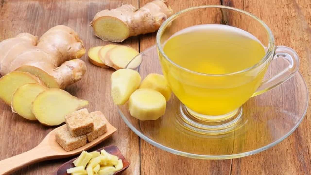 आल्याचं पाणी - आल्याचं पाणी प्यायल्यामुळे शरीरावर असलेली सूज कमी होते. कर्करोग. हृदय रोह आणि मधुमेह यांसारख्या आजारांचा धोका कमी होतो.