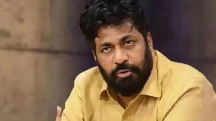 तिसऱ्या आघाडीचे उमेदवार जाहीर होताच बच्चू कडू म्हणाले, 'आघाडीत बिघाडी अन् युतीमधील एक जण...' तिसऱ्या आघाडीचे उमेदवार जाहीर होताच बच्चू कडू म्हणाले, 'आघाडीत बिघाडी अन् युतीमधील एक जण...'