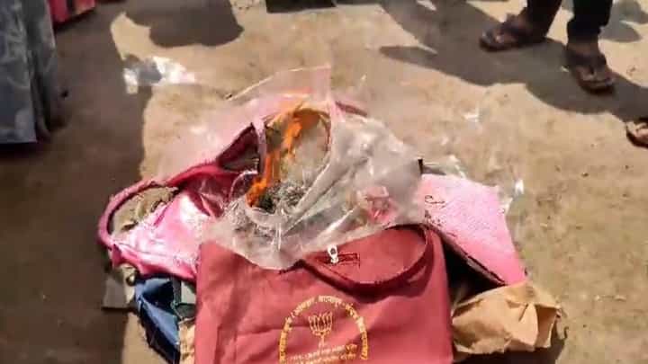 भाजप आमदारासमोर जोरदार घोषणाबाजी, महिलांना वाटलेल्या साड्या अन् पर्स मराठा आंदोलकांनी पेटवल्या भाजप आमदारासमोर जोरदार घोषणाबाजी, महिलांना वाटलेल्या साड्या अन् पर्स मराठा आंदोलकांनी पेटवल्या