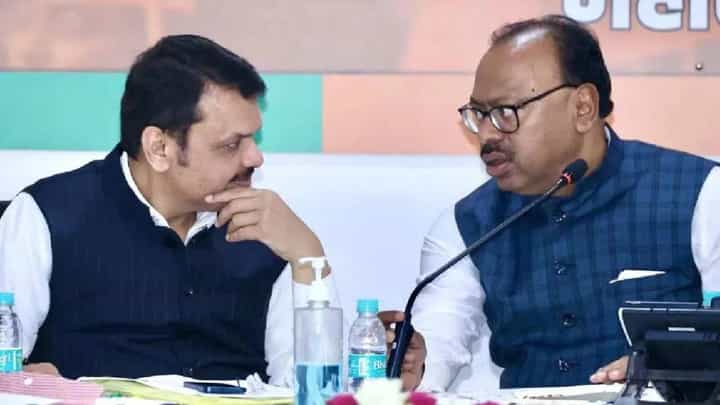 भाजपमधील बंडखोरी टाळण्यासाठी देवेंद्र फडणवीस मैदानात, बानवकुळेंसोबत मॅरेथॉन बैठका अन्.... भाजपमधील बंडखोरी टाळण्यासाठी देवेंद्र फडणवीस मैदानात, बानवकुळेंसोबत मॅरेथॉन बैठका अन्....