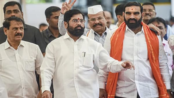 शिवसेनेच्या गटनेतेपदी एकनाथ शिंदे यांची एकमताने निवड, ताज लँड्स हॉटेलमध्ये मोठ्या घडामोडी