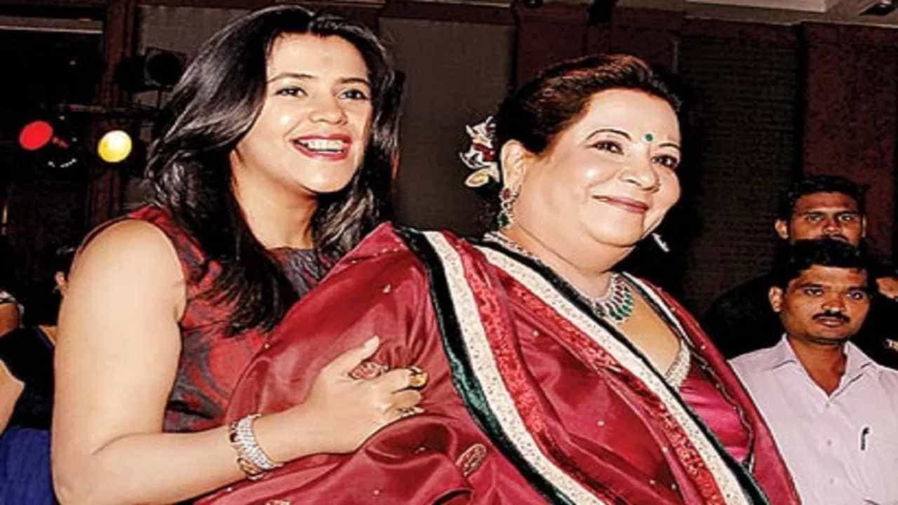 प्रसिद्ध टेलीविजन प्रोड्यूसर एकता कपूर आणि तिची आई शोभा कपूर यांच्यावर वेब सीरीजमुळे पॉक्सो कायद्यातंर्गत गुन्हा दाखल झाला आहे.