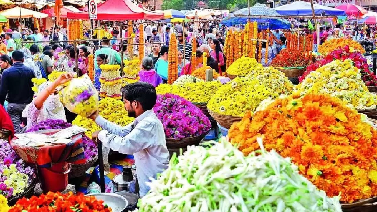 नवरात्र संपून आज विजयादशमीचा सण उजाडला आहे. सणासुदीच्या काळात फुलांची मागणी प्रचंड वाढते. दसऱ्याच्या स्वागताला झेंडूच्या फुलांनाही पुण्यात मोठी मागणी असल्याचे दिसून येत आहे. ( Photo : Social Media) 