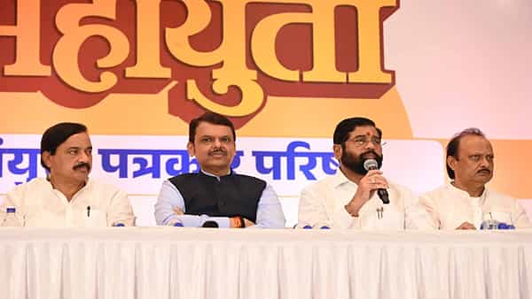 एकनाथ शिंदे यांचं मनोज जरांगे पाटील यांना आवाहन. "महायुतीने मराठा समाजाला काय दिलं, याचा जरांगेनी विचार करावा. मराठा समाजाला देणारं कोण? आणि फसवणारं कोण? याचा विचार करावा" असं एकनाथ शिंदे म्हणाले.
