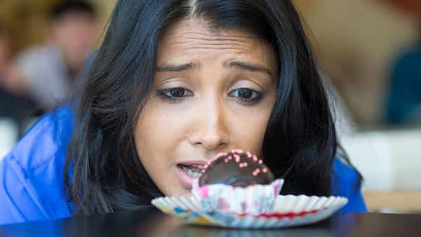 अनेकांची तक्रार असते की त्यांना अचानक काहीतरी खाण्याची इच्छा होते. काहीतरी खाण्याच्या याच इच्छेला ते नियंत्रित करू शकत नाहीत आणि त्यावेळी असे काही पदार्थ खातात, जे आरोग्यासाठी चांगले नसतात.