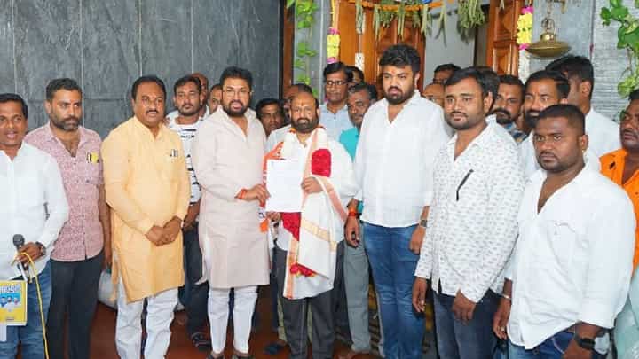 गौरी लंकेश हत्या प्रकरणातील आरोपीचा शिंदेंच्या शिवसेनेत प्रवेश, धनुष्यबाण हाती घेताच प्रमुखपदी नियुक्ती गौरी लंकेश हत्या प्रकरणातील आरोपीचा शिंदेंच्या शिवसेनेत प्रवेश, धनुष्यबाण हाती घेताच प्रमुखपदी नियुक्ती