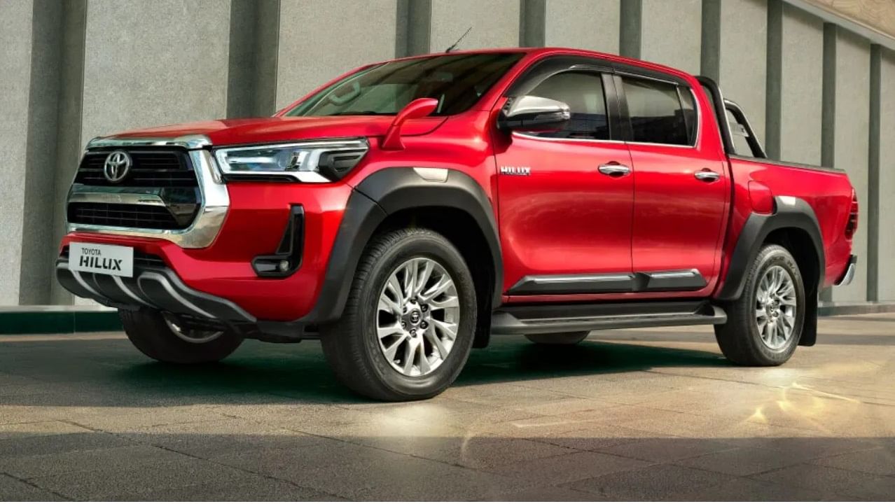 Toyota Hilux: टोयोटाचा लोकप्रिय  पिकअप ट्रक Hilux आपल्या पॉवर आणि स्टाईलसाठी ओळखली जाते. जर तुम्ही फेस्टीव्ह सिजनमध्ये  Hilux खरेदी केली तर 7 लाख रुपये वाचू शकतात. या पिकअप ट्रकची एक्स शोरुम किंमत  30.40 लाख रुपये ते 37.90 लाख रुपयांदरम्यान आहे. (Toyota)