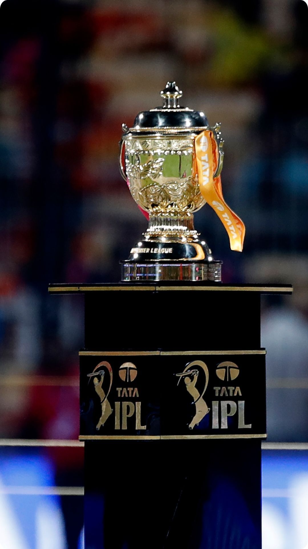 आयपीएच्या 18 व्या मोसमाआधी (IPL 2025) 31 ऑक्टोबरला सर्व 10 फ्रँचायजींनी त्यांच्या संघातील कायम ठेवलेल्या खेळाडूंची नावं जाहीर केली. त्यामुळे करारमुक्त अर्थात रिलीज करण्यात आलेले सर्व खेळाडू हे आता मेगा ऑक्शनच्या रिंगणात असणार आहेत. तर दुसऱ्या बाजूला या रिटेन्शमधील सर्वात महाग ठरलेल्या 10 खेळाडूंबाबत आपण जाणून घेणार आहोत. सर्वात महाग ठरलेल्या खेळाडूला 23 कोटी रुपयांमध्ये रिटेन केलं गेलं आहे. तर सर्वात महाग ठरलेल्या भारतीय खेळाडूला 21 कोटी रुपयांमध्ये कायम ठेवलं गेल आहे.  या रिटेन्शननंतर महाग ठरलेल्या 10 खेळाडूंबाबत आपण जाणून घेऊयात.