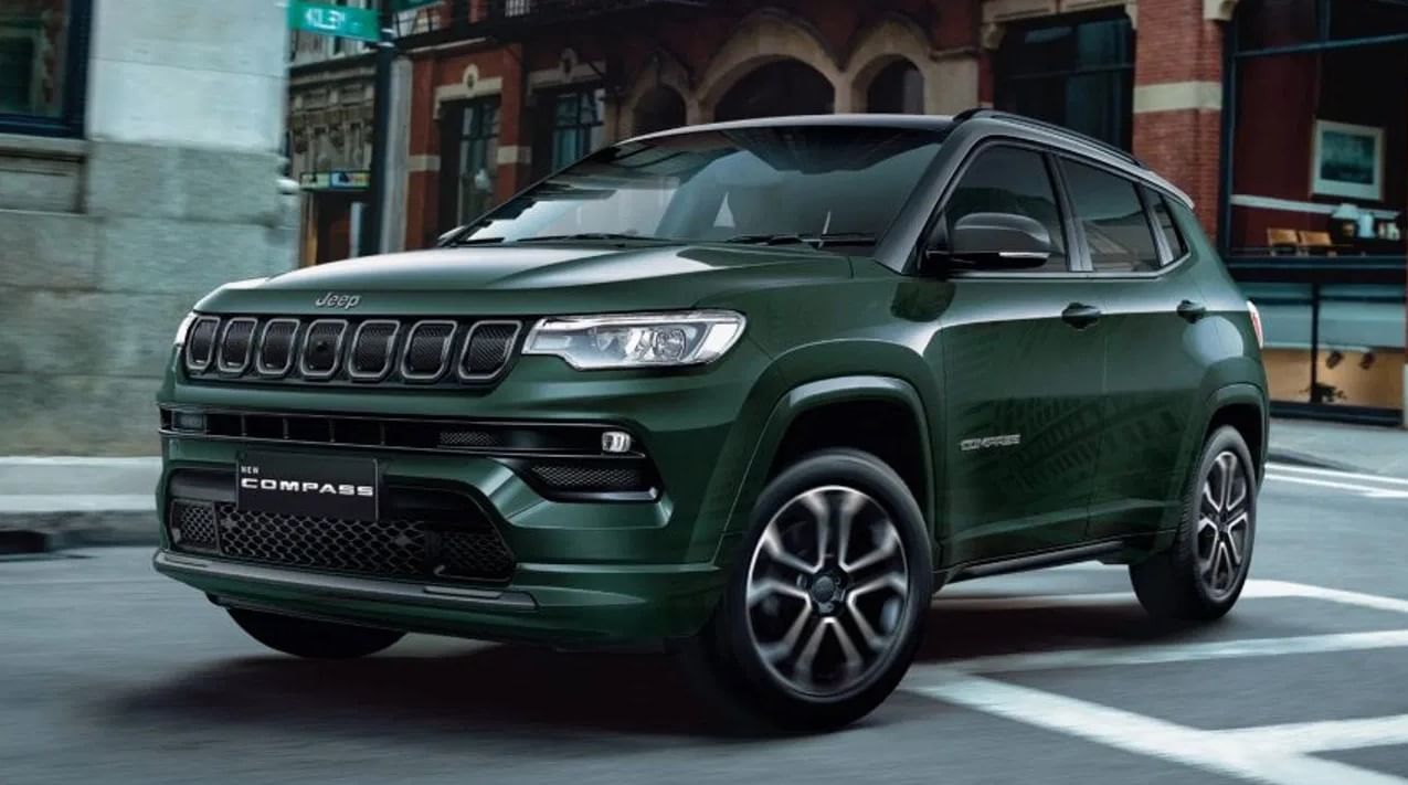 Jeep Compass: जर तुम्ही जीप कंपास एसयुव्ही खरेदी केली तर तुमची 3.15 लाखापर्यंतची बचत होईल. या कारची एक्स-शोरुम किंमत  18.99 लाख रुपये तर 32.41 लाख रुपये आहे. जीपच्या सर्वात स्वस्त एसयुव्हीची टक्कर  हुंडई टकसन, टाटा हॅरियर आणि महिंद्र XUV700 बरोबर होतो.(Jeep)