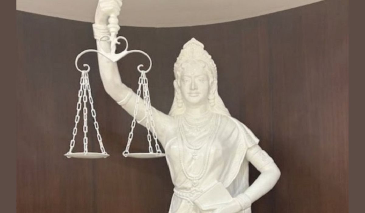 न्यायदेवतेच्या मूर्तीमध्ये बदल, तलवारऐवजी आता हातात संविधान न्यायदेवतेच्या मूर्तीमध्ये बदल, तलवारऐवजी आता हातात संविधान