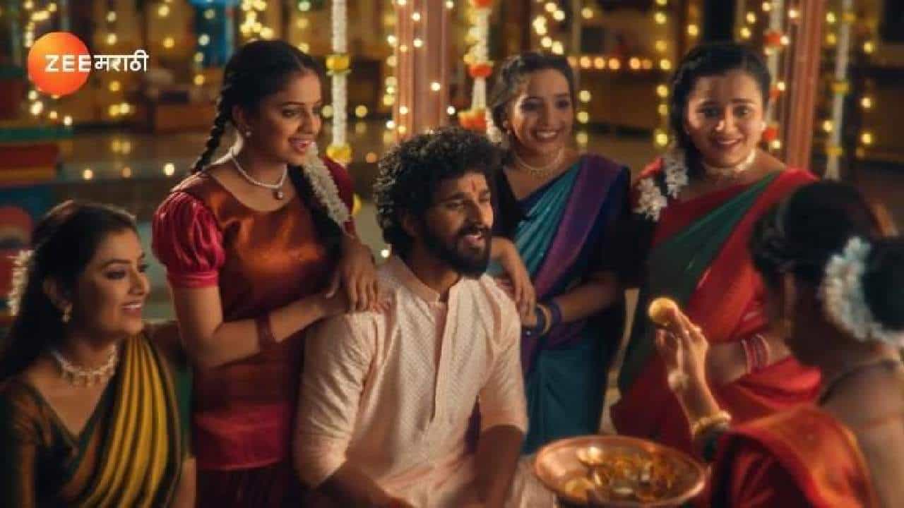 'लाखात एक आमचा दादा' मालिकेत यंदाची दिवाळी सूर्या आणि तुळजासाठी प्रेममयी असणार आहे. डॅडी सूर्याला घरी बोलावतात. सगळे तणावात आहेत की डॅडींनी अचानक सगळ्यांना का बोलावलं असेल? दुसरीकडे दिवाळीच्या तयारीला सुरुवात झाली आहे. बहिणी सूर्याला दिवाळीसाठी काय काय हवं सांगतात. सूर्या सगळ्यांसाठी काहीतरी गिफ्ट आणतो. पण स्वतःसाठी काहीच आणत नाहीत. हे बघून बहिणी भावूक होतात.