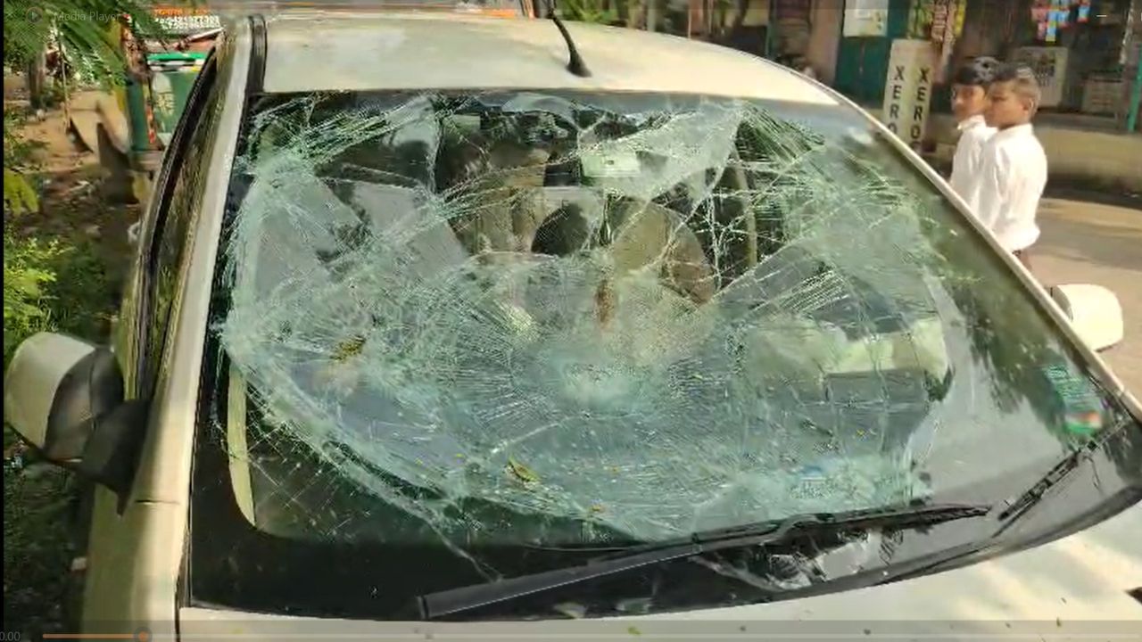 साईड देण्यावरुन वाद, भरधाव कारने दुचाकीला ठोकलं, आईसह 3 वर्षीय लेकीचा मृत्यू