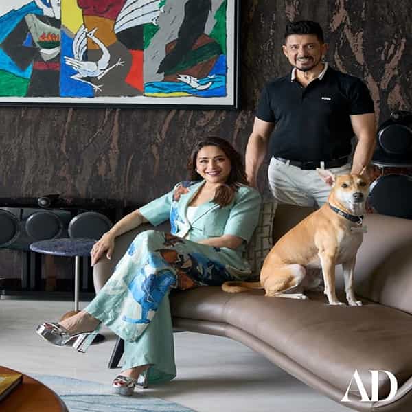 अभिनेत्री माधुरी दीक्षित कायम सोशल मीडियावर सक्रिय असते. सोशल मीडियावर तिच्या चाहत्यांची संख्या देखील मोठी आहे.