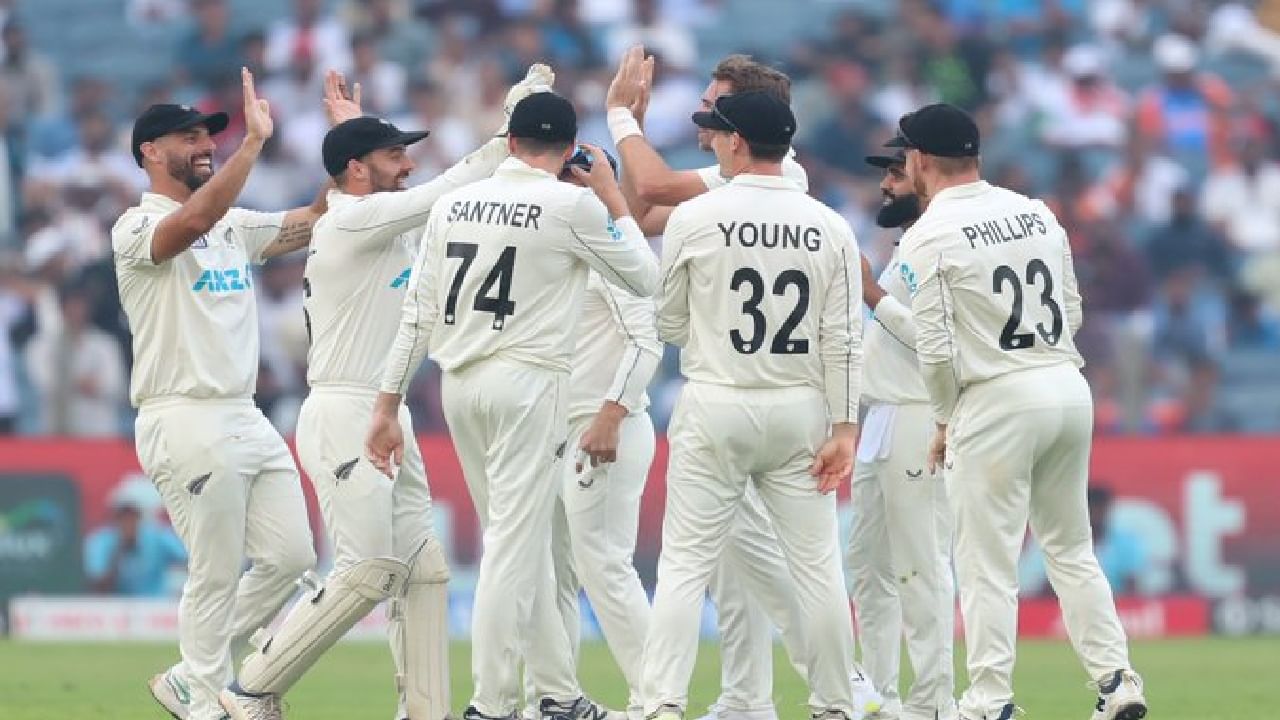 IND vs NZ : एकट्या मिचेल सँटनरने हवा काढली, टीम इंडियाला 156वर गुंडाळलं, न्यूझीलंडला 103 धावांची आघाडी