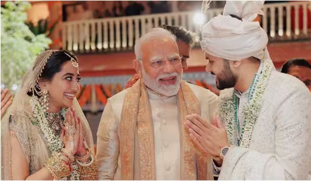 कोण आहेत सावजी ढोलकिया ज्यांच्या मुलाच्या लग्नाला पंतप्रधान नरेंद्र मोदी यांनी लावली हजेरी कोण आहेत सावजी ढोलकिया ज्यांच्या मुलाच्या लग्नाला पंतप्रधान नरेंद्र मोदी यांनी लावली हजेरी
