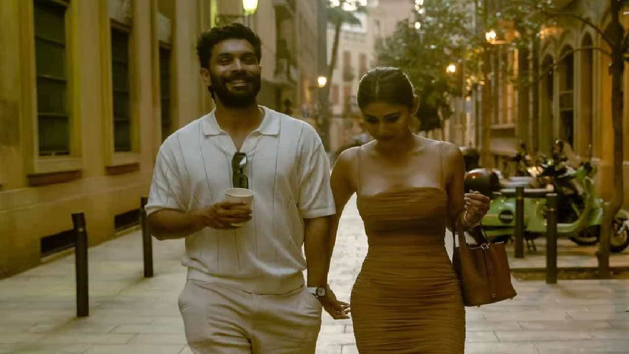 लोकप्रिय टीव्ही मालिका 'क्योंकी सास भी कभी बहू थी' फेम अभिनेत्री मौनी रॉयने आता टीव्हीवरुन चित्रपटाकडे शिफ्ट झाली आहे. तिने अनेक आयटम नंबर्स सुद्धा केले आहेत.