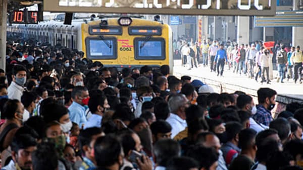 मध्य रेल्वे पुन्हा विस्कळीत, कल्याणहून CSMT कडे जाणाऱ्या गाड्या उशिराने